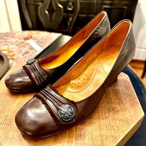 Naya Brown Leather Pumps never worn, in box